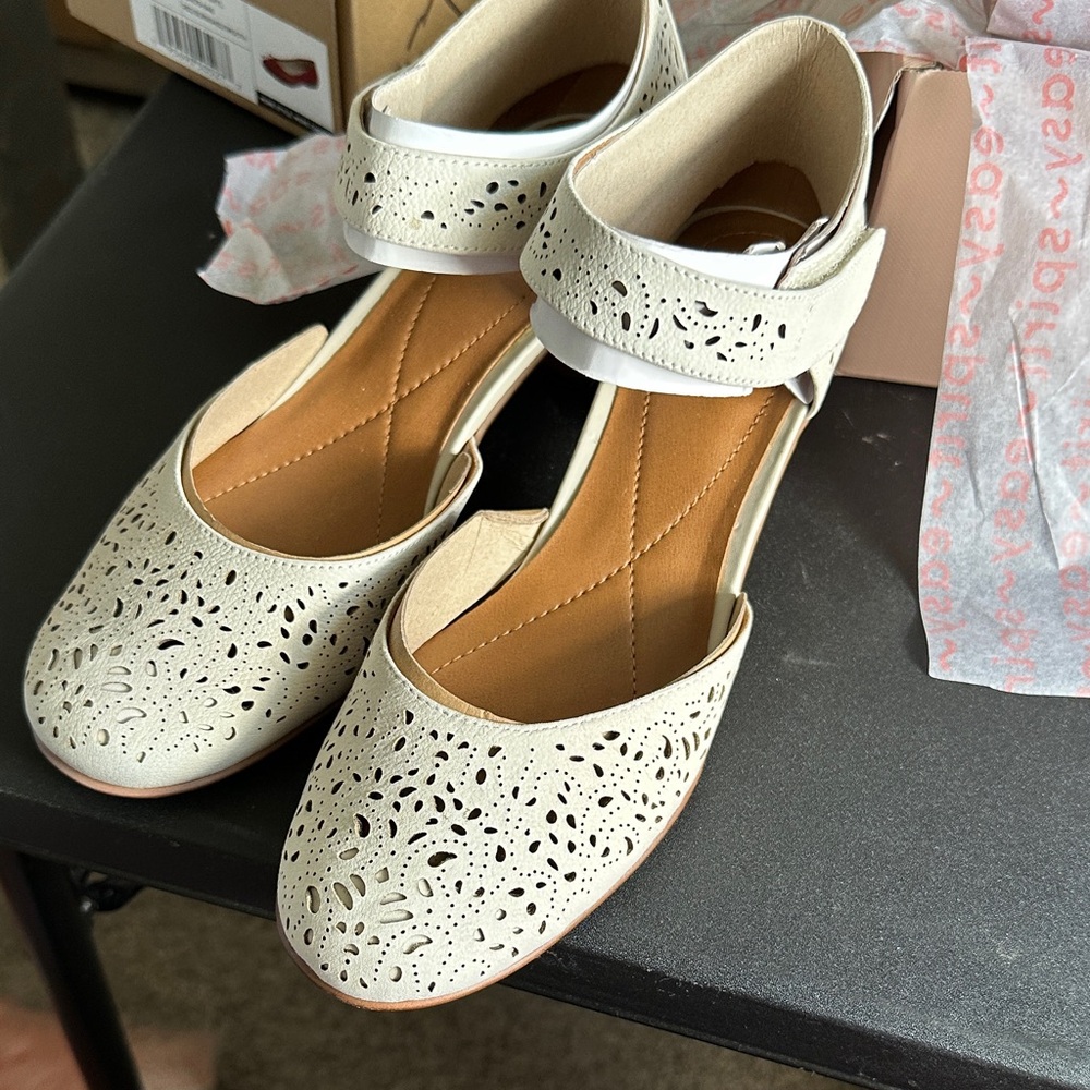 Easy Spirit Women's White Cutout Heels - Picture 5 of 6